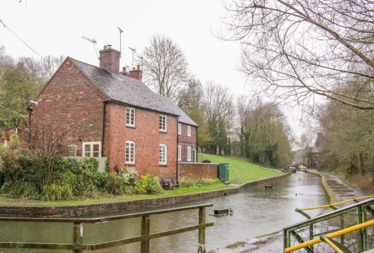 Tub Boat Cottage Thumbnail Image