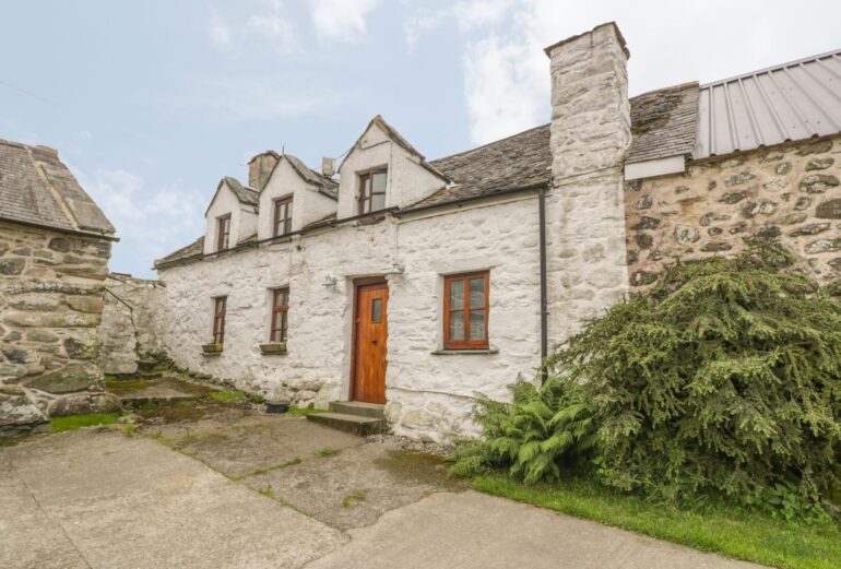Hen Argoed Cottage Thumbnail Image