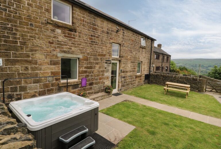 Upper House Barn (Saddleworth) Thumbnail Image