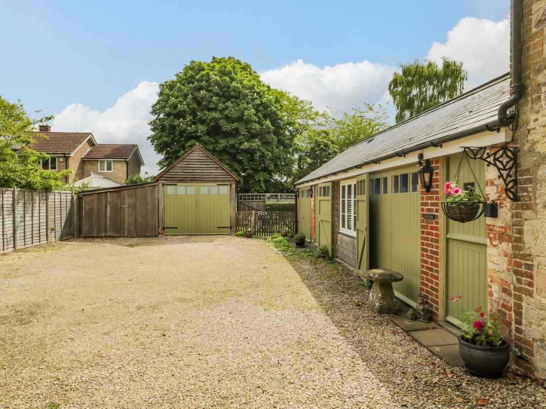 Old Cart Shed in Lyneham, Wiltshire Cottages & Lodges