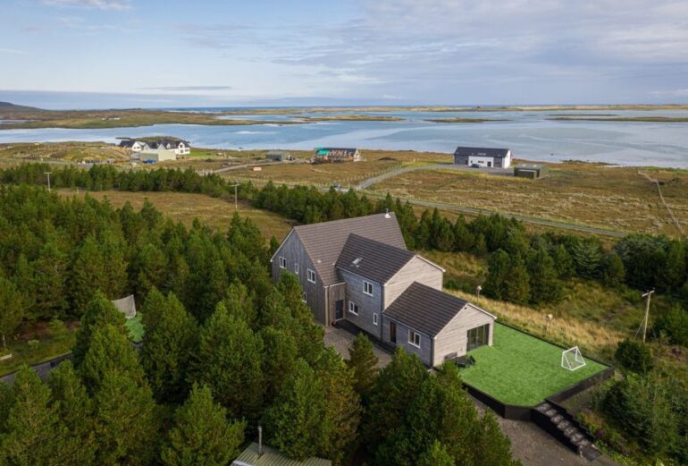 Seasmhach agus Dileas Thumbnail Image