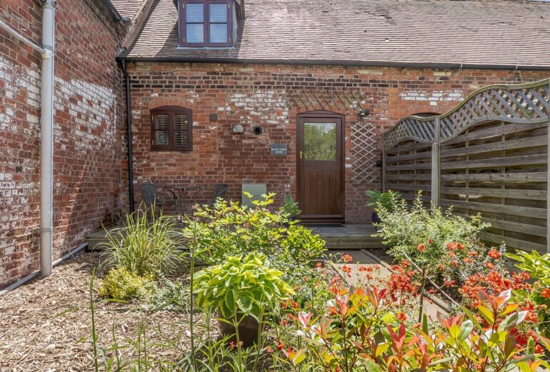 2 Bank Farm Mews Thumbnail Image